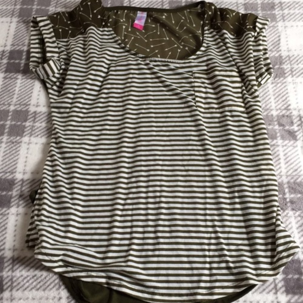 !2 for $10! No Boundaries Arrow and Stripe tee M